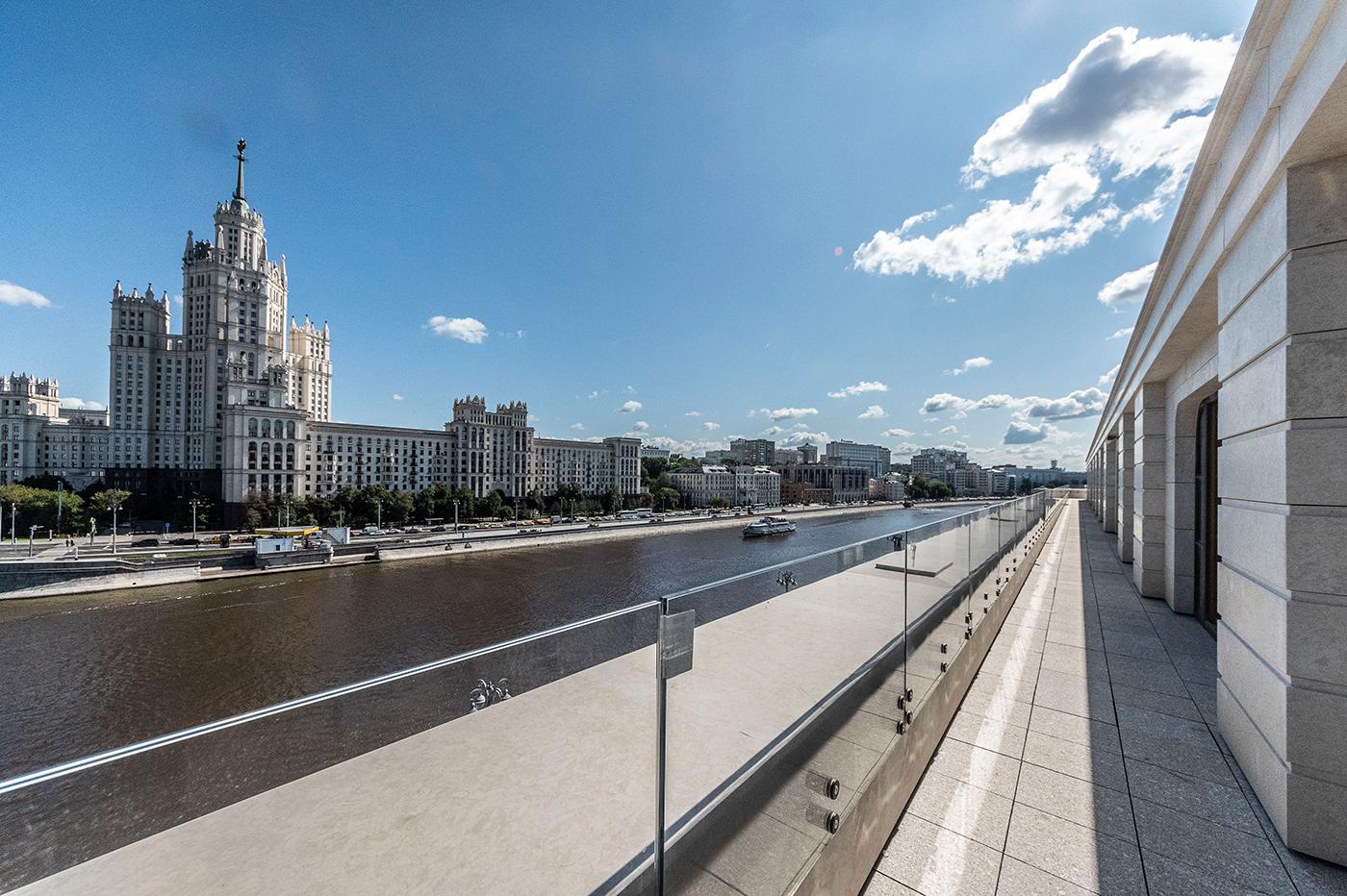 Терраса клубного дома «Космо 4/22» с видами на Москву-реку