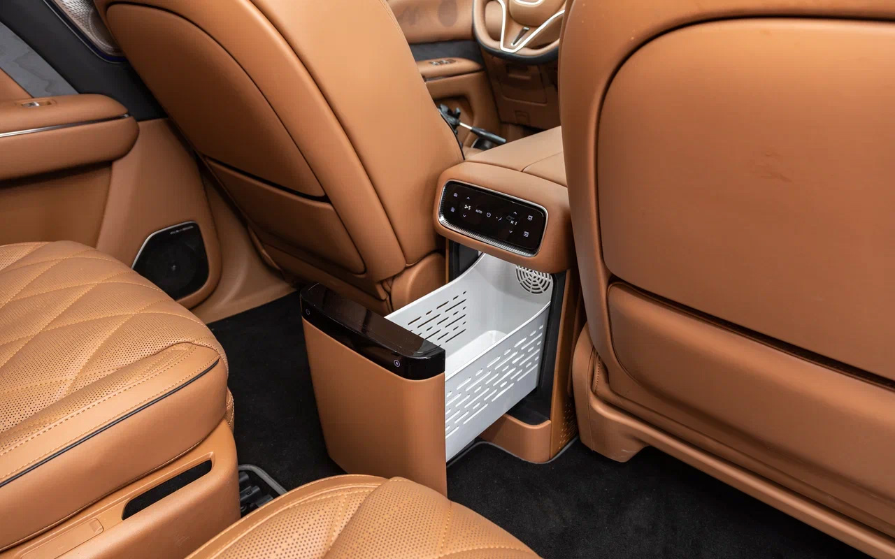 Доступ к холодильнику/печке в&nbsp;Voyah Taishan возможен со второго ряда. Отсюда же задается желаемая температура в отсеке для продуктов