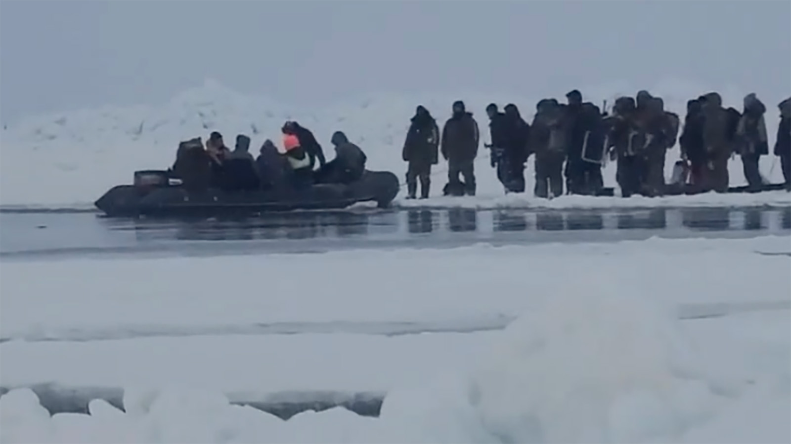 Спасательная операция по эвакуации рыбаков с дрейфующей льдине в Сахалинской области