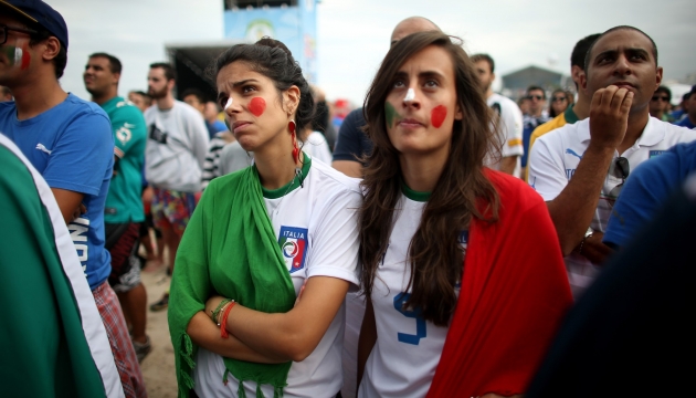 Сборная Коста-Рики обыграла команду Италии и на радость своим болельщикам вышла в плей-офф из "группы смерти". Англия, имея матч в запасе, лишилась шанса на плей-офф. (с) Getty Images.