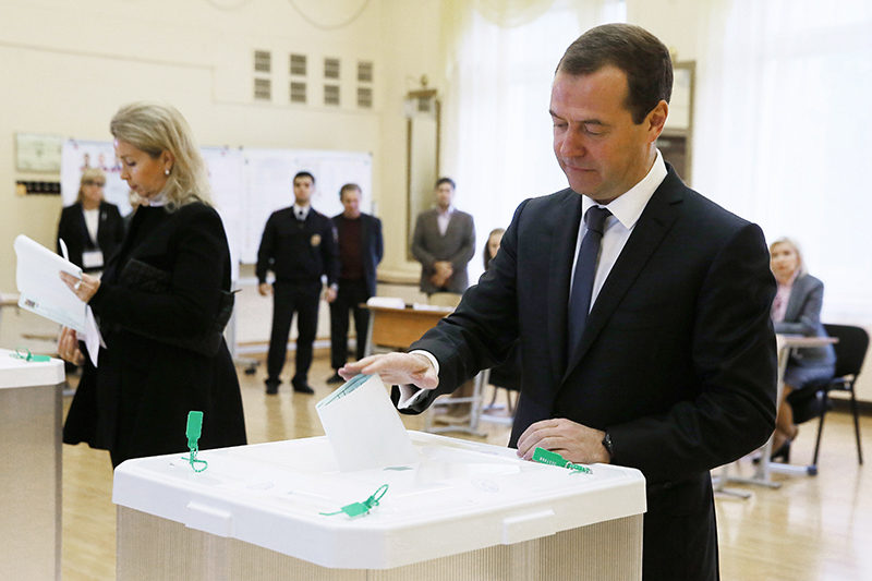 Премьер-министр России Дмитрий Медведев с&nbsp;супругой Светланой на&nbsp;одном из&nbsp;избирательных участков в&nbsp;единый день голосования. 18 сентября 2016 года



