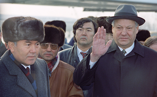 Президент России Борис Ельцин (справа) и президент Казахстана Нурсултан Назарбаев в аэропорту Алма-Аты. Декабрь 1991 года


