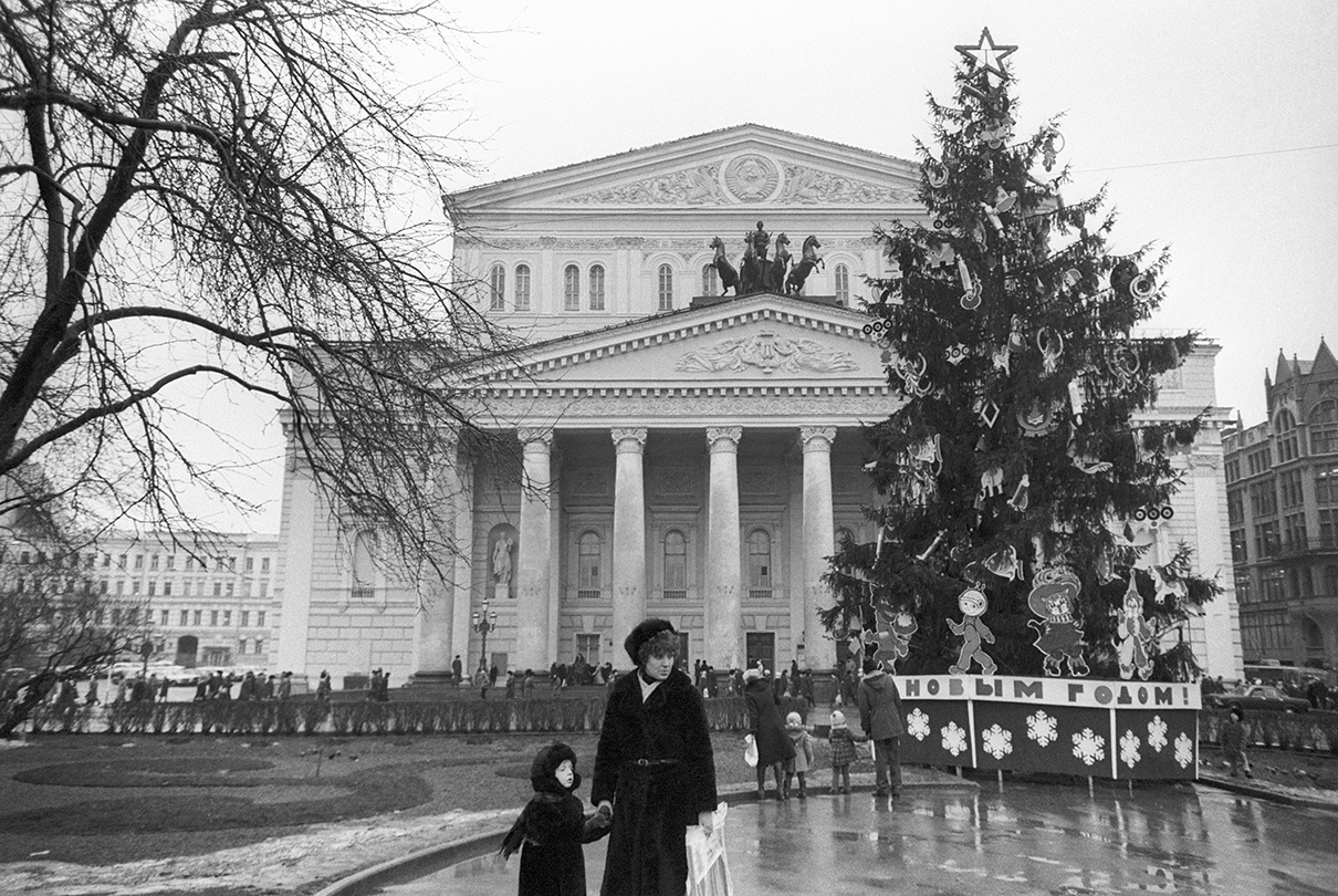 Новогодняя елка у Большого театра на площади Свердлова. 1983 год