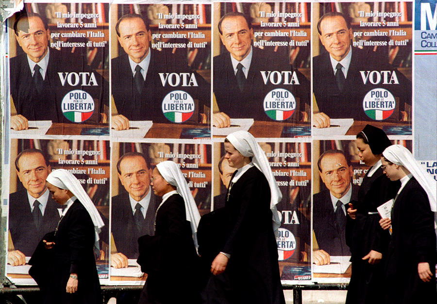 22 ноября 1994 года накануне саммита ООН в Неаполе, повесткой которого значилась борьба с организованной преступностью, газета Corriere della Sera опубликовала сообщение о том, что против Берлускони начато судебное расследование в связи с подкупом налоговых инспекторов. Премьер был признан виновным, но затем оправдан по апелляции. Тем не менее, коалиция Берлускони потеряла большинство в парламенте, и в январе 1995-го его правительство ушло в отставку, а экс-премьер стал фигурантом ряда расследований по обвинению в подделке финансовых документов и махинациях с банковскими счетами, взяточничестве и коррупции, в том числе в подкупе Беттино Кракси.

В 1996-м Берлускони продал пакеты акций компании Mediaset принцу Саудовской Аравии, южноафриканскому миллиардеру Иоганну Руперту и немецкому телемагнату Лео Кирху. На выборах 1996 года &laquo;Вперед, Италия!&raquo; не смогла получить большинство, так как прежние политические союзники отказались объединяться в парламентскую коалицию с партией Берлускони. Таким образом он стал лидером оппозиции. Работа над конституционной реформой вернула Берлускони прежние политические рейтинги, и в 1999 году &laquo;Вперед, Италия!&raquo; победила на выборах в Европейский парламент, а в 2000 году&nbsp;&mdash; на муниципальных и областных выборах в Италии. Предвыборная кампания запомнилась агитационным туром политика вдоль побережья Италии на круизном лайнере под названием &laquo;Корабль свободы&raquo;