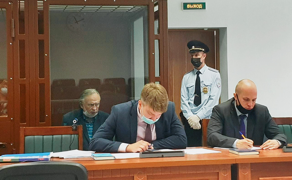 Олег Соколов (слева) на заседании Октябрьского районного суда, Санкт-Петербург