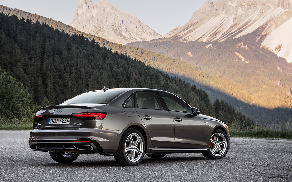 Audi назвала российские цены на обновленные A4 и A5