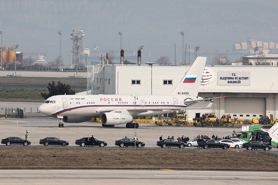 Самолет с российской делегацией в аэропорту Ататюрка