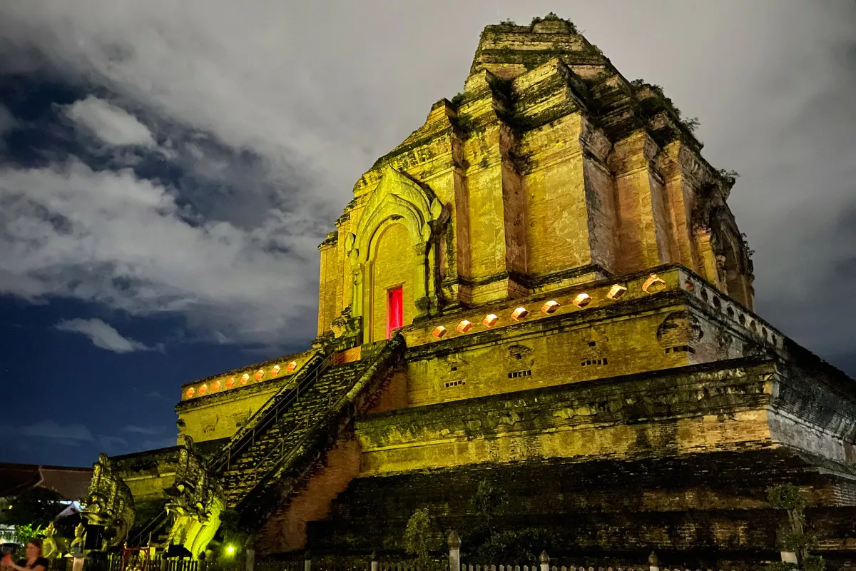 В самом центре Чиангмая находится храм&nbsp;Ват Чеди Луанг, который&nbsp;был построен&nbsp;в 1441 году. Он сохранился до наших дней практически первозданном виде. У него&nbsp;лишь отсутствует купольная часть, которая была разрушена землетрясениями