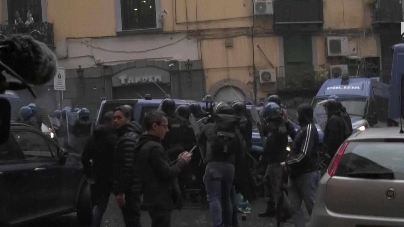 Фанаты устроили беспорядки перед матчем Лиги чемпионов в Неаполе