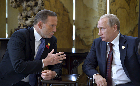 Президент России Владимир Путин (спарава) на встрече с премьер-министром Австралии Тони Эбботом на саммите АТЭС в Пекине, ноябрь 2014 г.