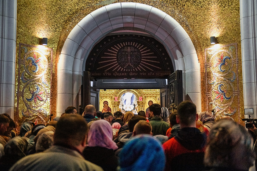 Верующие во время пасхальной службы в кафедральном соборе Рождества Христова в&nbsp;Южно-Сахалинске
