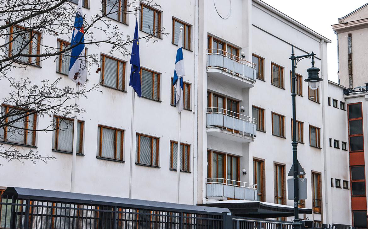 МИД Финляндии сообщил о заморозке банковских счетов посольства в России