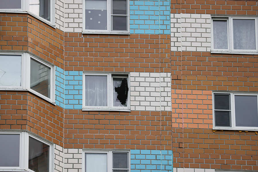 Разбитое окно в доме 98, корпус 6 на Профсоюзной улице