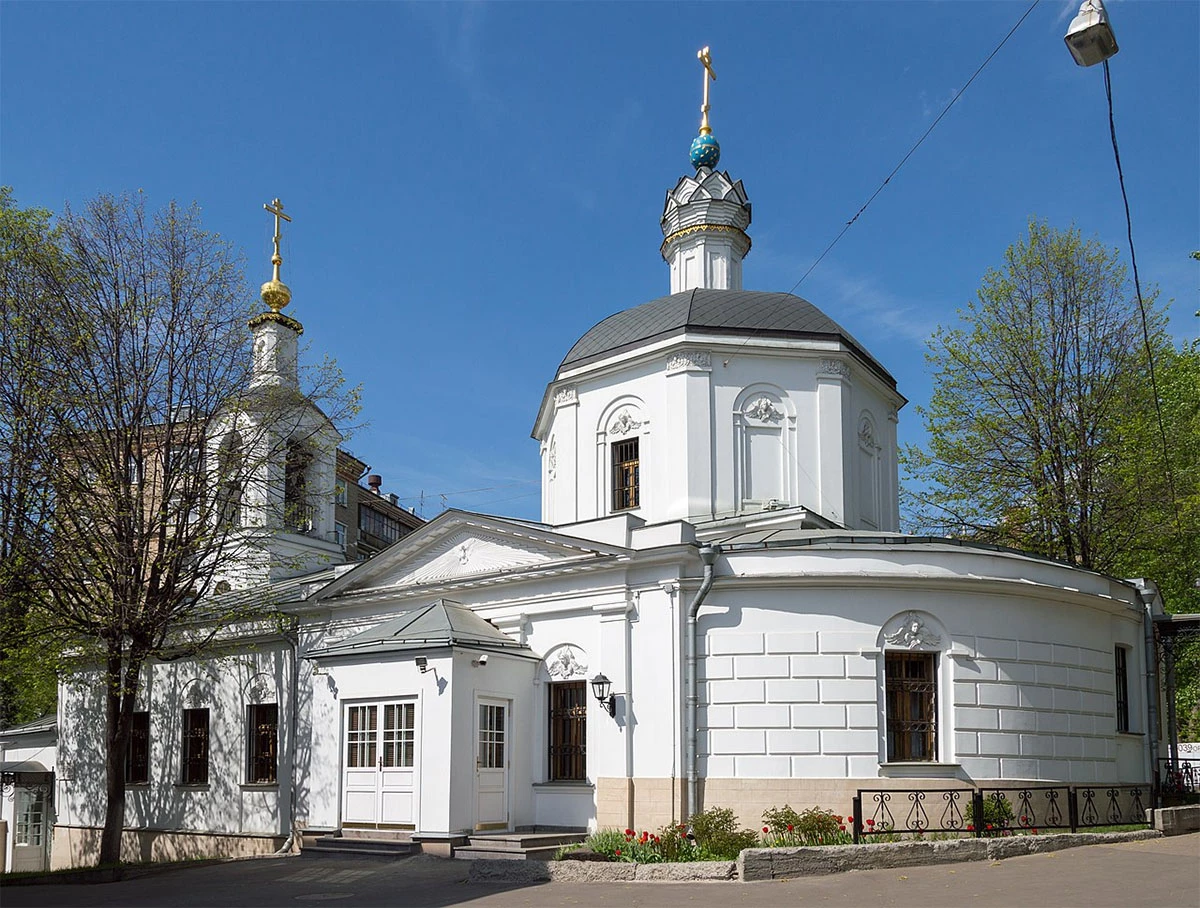 <p>Покровский храм на Лыщиковой горе в Москве</p>