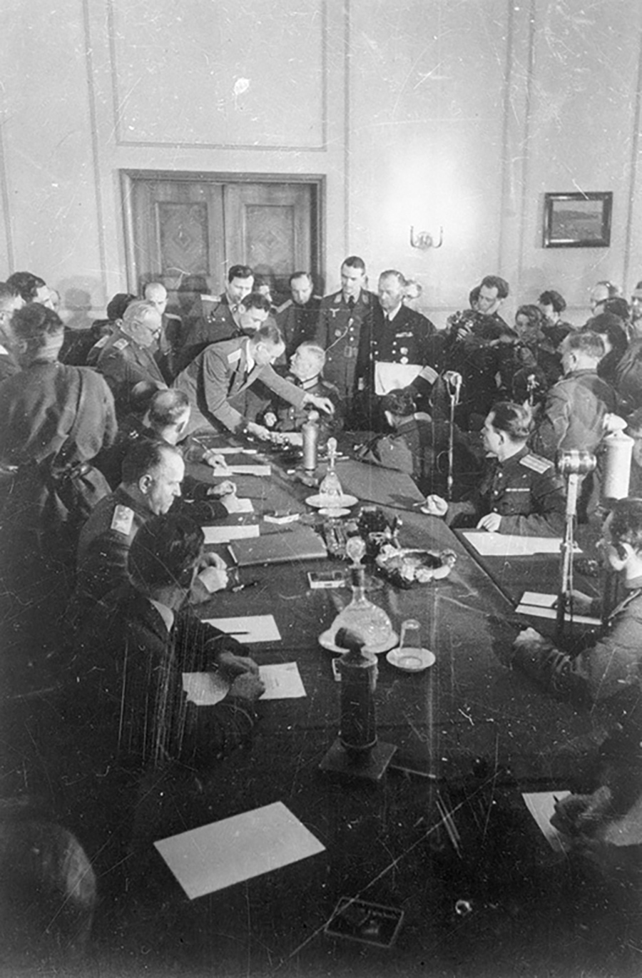 Текст Акта передается Вильгельму Кейтелю, 8 мая 1945 года