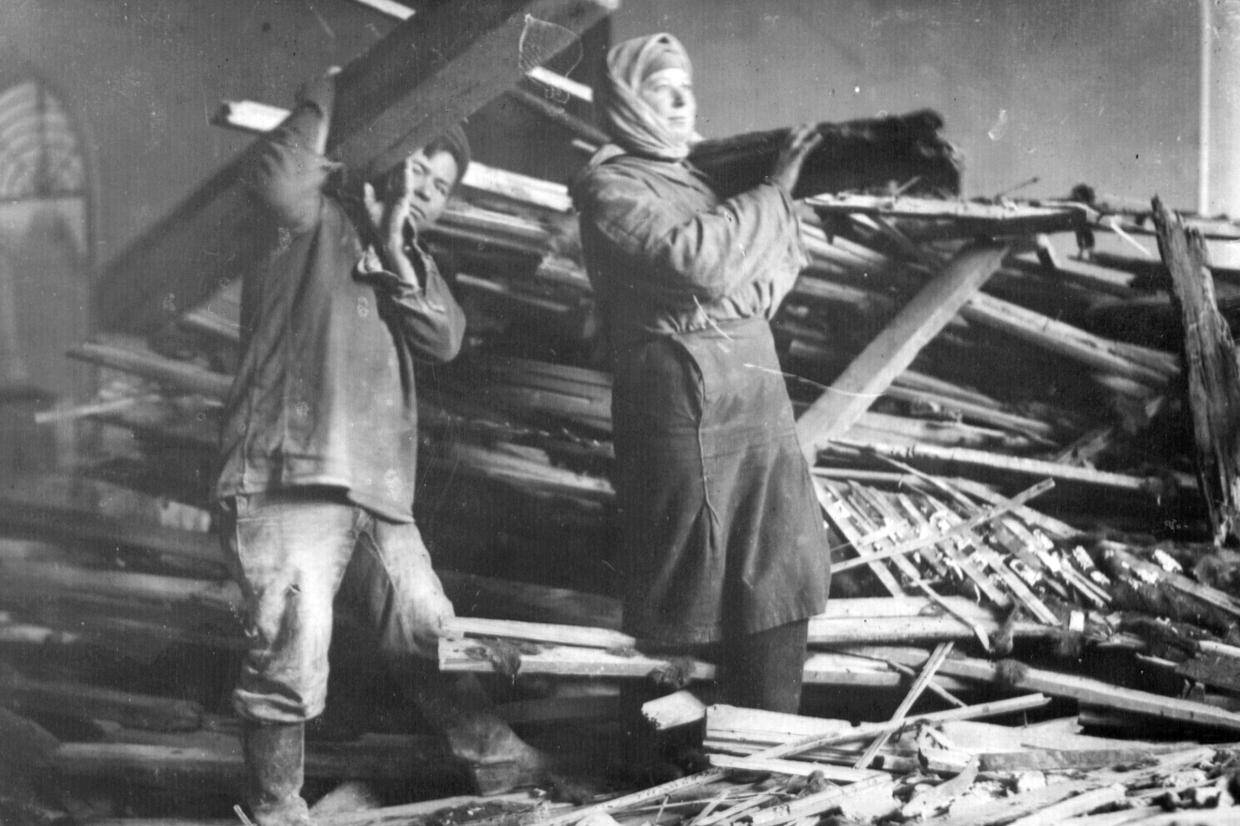 Сотрудники музея ликвидируют последствия взрыва авиабомбы, 1941 год