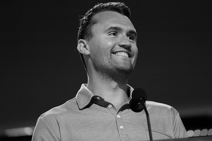 Кирк был американским праворадикальным активистом и сторонником президента Трампа. Родился в 1993 году, в возрасте 18 лет совместно с 71-летним бизнесменом Биллом Монтгомери основал консервативную организацию Turning Point USA (TRUSA) для работы с молодежью в школах, колледжах и университетах, за деятельность в которой получил прозвище &laquo;заклинатель молодежи&raquo;. Придерживался христианских взглядов, выступал против марксизма и ислама, во время пандемии называл требования по вакцинации &laquo;медицинским апартеидом&raquo;. Деятельность Кирка помогла привлечь на сторону консерваторов молодых избирателей, в том числе во время президентских выборов 2024 года.

Кирка ранили во время выступления в Университете долины Юта, он скончался в больнице, активисту был 31 год. Убийство вызвало политическую дискуссию по поводу недопустимости применения насилия. После смерти сторонника Трамп написал: &laquo;Великий и даже Легендарный Чарли Кирк мертв. Никто не понимал и не сопереживал молодежи в Соединенных Штатах Америки так, как Чарли. Его любили и уважали все, особенно я&raquo;. Трамп посмертно наградил Кирка президентской медалью Свободы&nbsp;&mdash; самой престижной гражданской наградой США. Во время церемонии вдова Кирка отметила: если&nbsp;бы ее муж остался в живых, он&nbsp;бы наверняка в какой-то момент баллотировался в президенты.

Читать больше