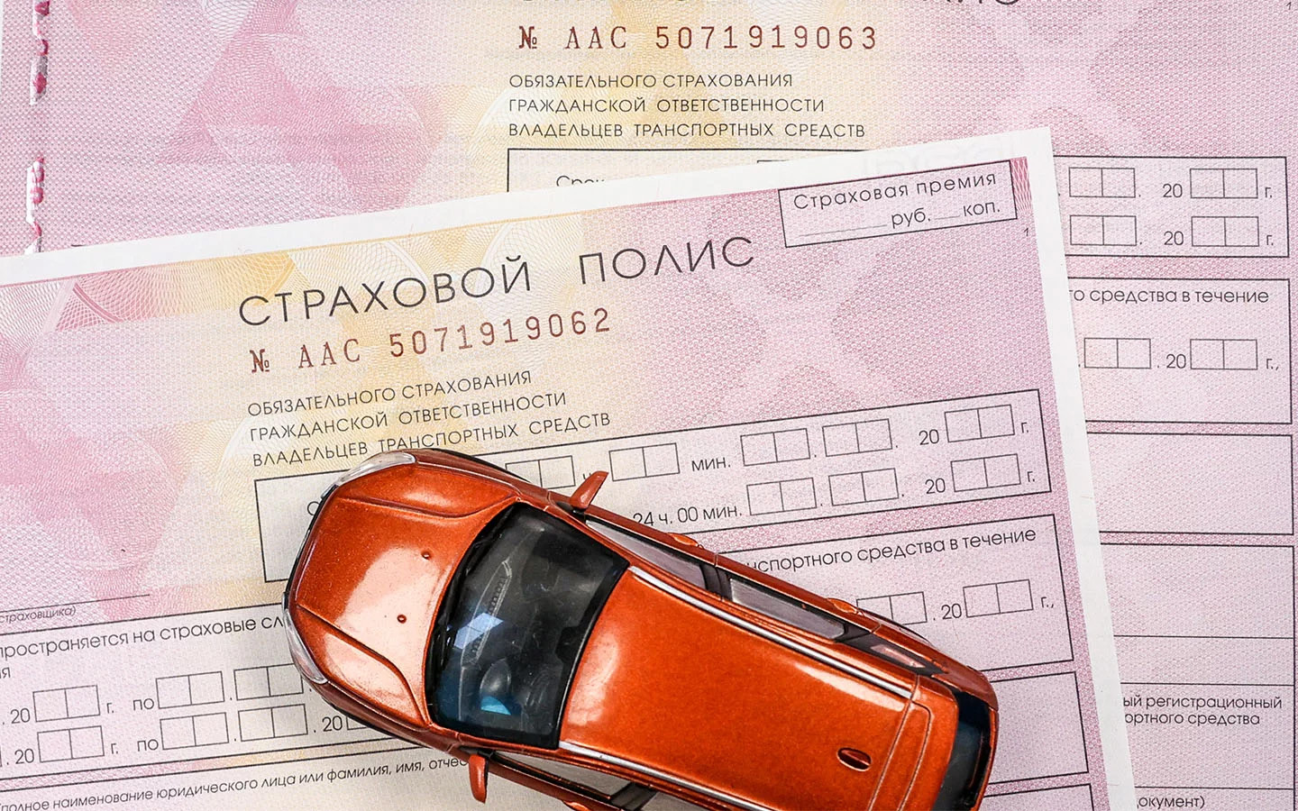 Оформить автостраховку без прав можно, указав в полисе лиц с водительским удостоверением, которым будет разрешено управлять данным автомобилем