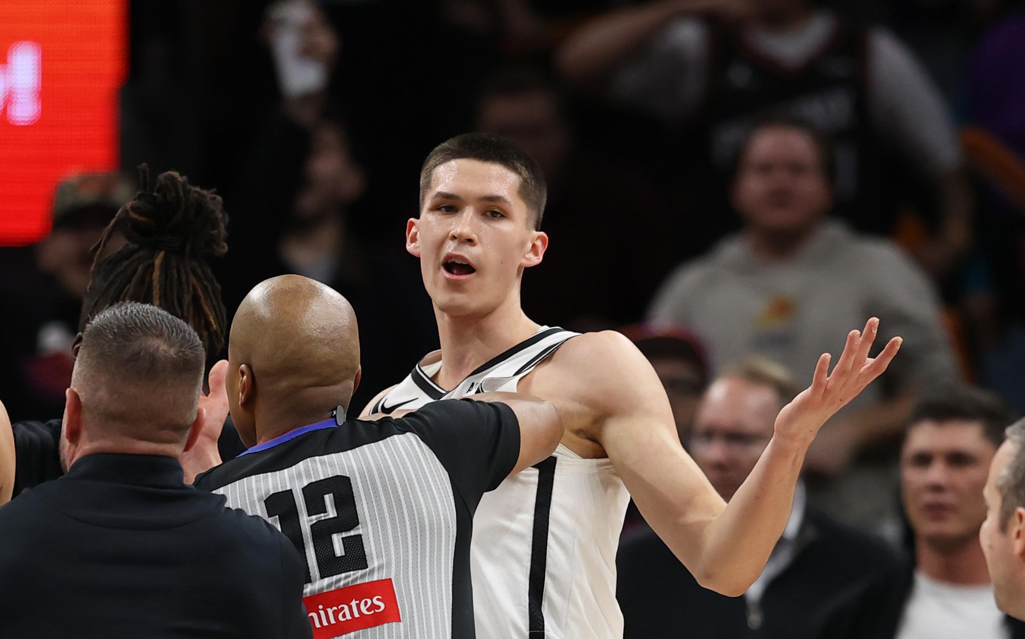 Россиянин прервал рекордную серию в НБА и забросил мяч в свое кольцо