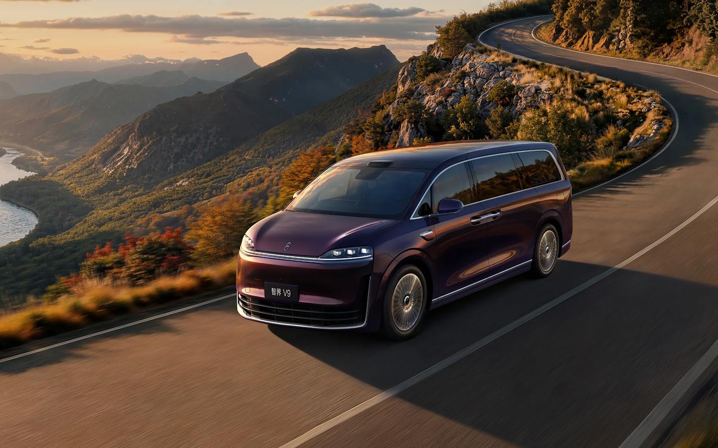 Люксовый минивэн Luxeed V9 привезут в Россию. Названы сроки старта продаж