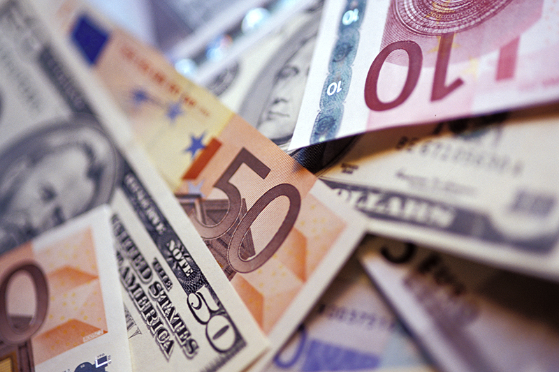 8 января
&nbsp;

Евро достиг девятилетнего минимума к курсу доллара
&nbsp;

Курс единой европейской валюты к доллару США достиг минимума с декабря 2005 года, опустившись до $1,1754.