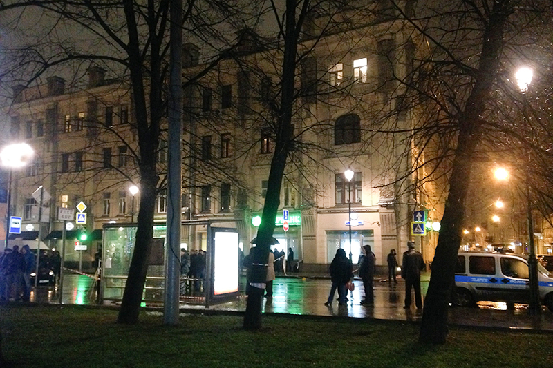 Сотрудники полиции на месте взрыва на автобусной остановке на улице Покровка в Москве