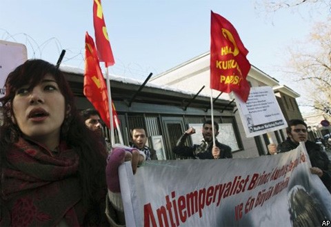 Тысячи турков протестуют против закона о геноциде армян.