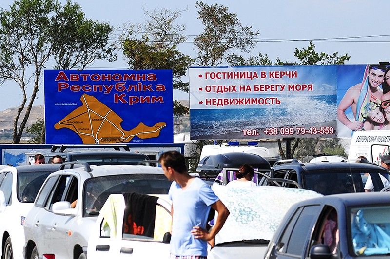 Очередь на выезде с полуострова у порта «Крым».