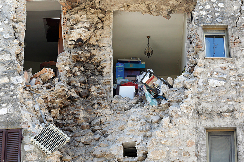 Последствия землетрясения в коммуне Норча. 30 октября 2016 года



