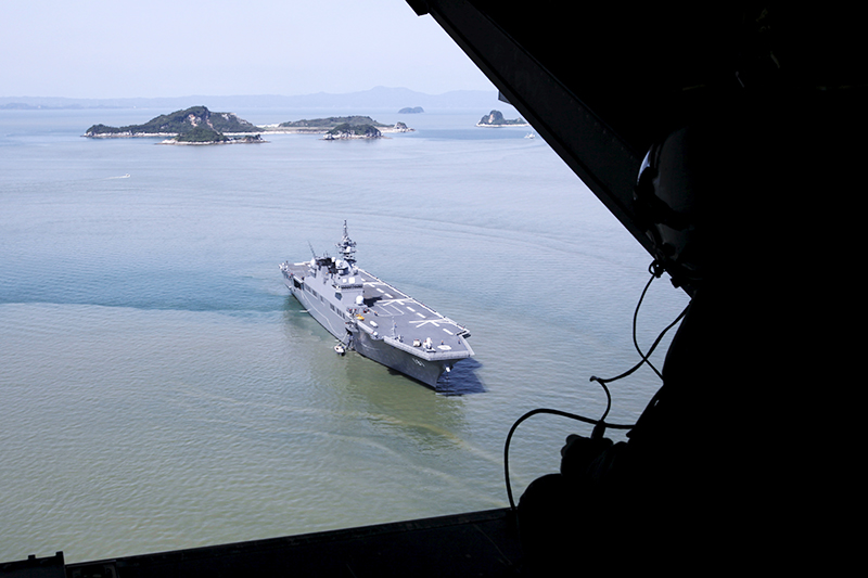 Эсминец-вертолетоносец &laquo;Хюга&raquo;

Тип эсминцев-вертолетоносцев, состоящий на&nbsp;вооружении Морских сил самообороны Японии.

Спущен на&nbsp;воду в&nbsp;августе 2007 года. В составе Морских сил самообороны Японии с&nbsp;марта 2009 года.

Водоизмещение&nbsp;&mdash; около&nbsp;13&nbsp;950&nbsp;т, полное&nbsp;&mdash; 19&nbsp;тыс.&nbsp;т.

Длина&nbsp;&mdash; 197&nbsp;м,  ширина&nbsp;&mdash; 33&nbsp;м.

Энергетическая установка &mdash; газотурбинная мощностью 10&nbsp;тыс.&nbsp;л.с.

Максимальная скорость хода&nbsp;&mdash; 30 узлов.

Экипаж &mdash; около&nbsp;360 человек.

Количество вертолетов на&nbsp;борту &mdash;&nbsp;11.
