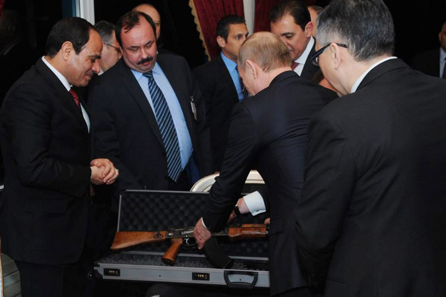 В феврале 2015 года в ходе неформальной встречи Путин подарил президенту Египта Абдель Фаттаху ас-Сиси автомат Калашникова