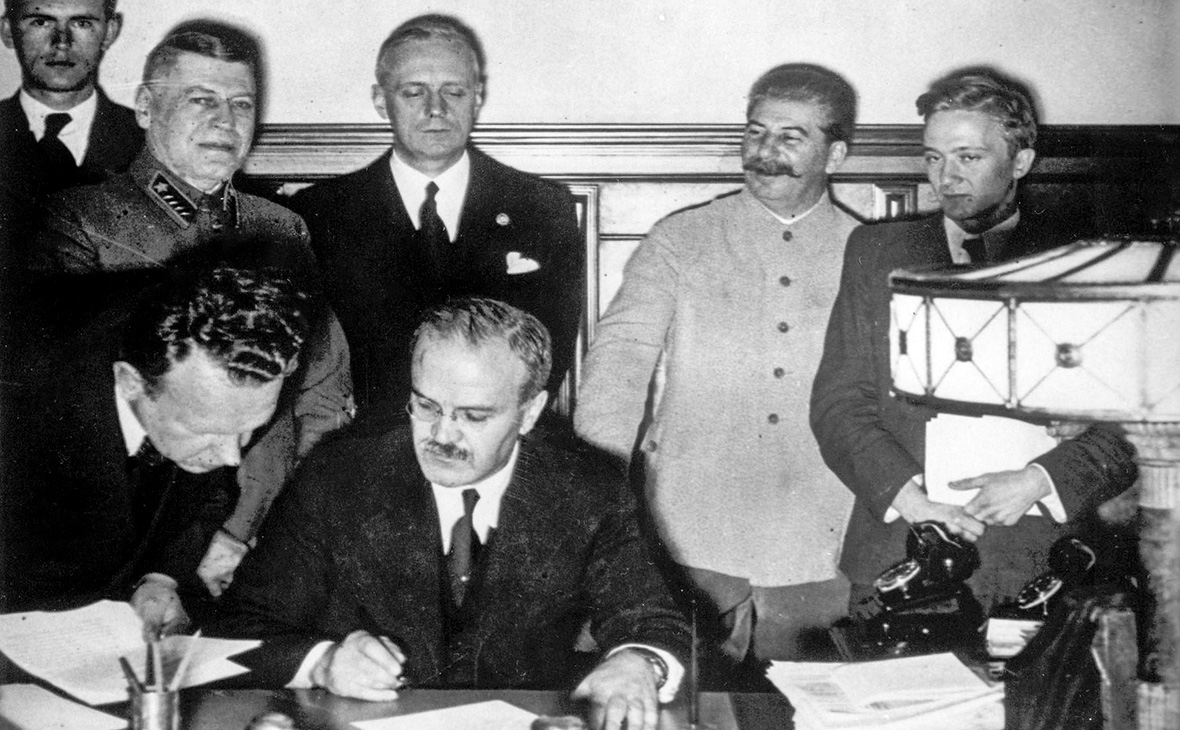Вячеслав Молотов (на первом плане), Иосиф Сталин (второй справа) и Йоахим фон Риббентроп (третий справа)