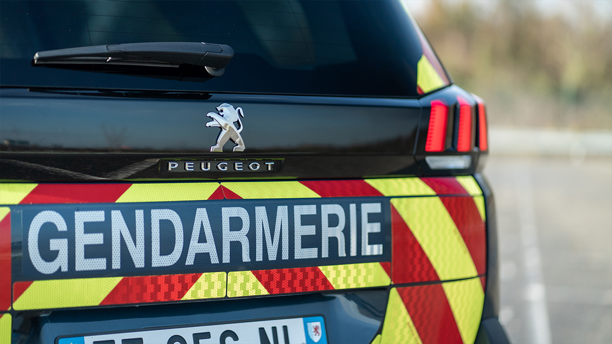 Кроссовер Peugeot 5008 стал полицейским автомобилем во Франции