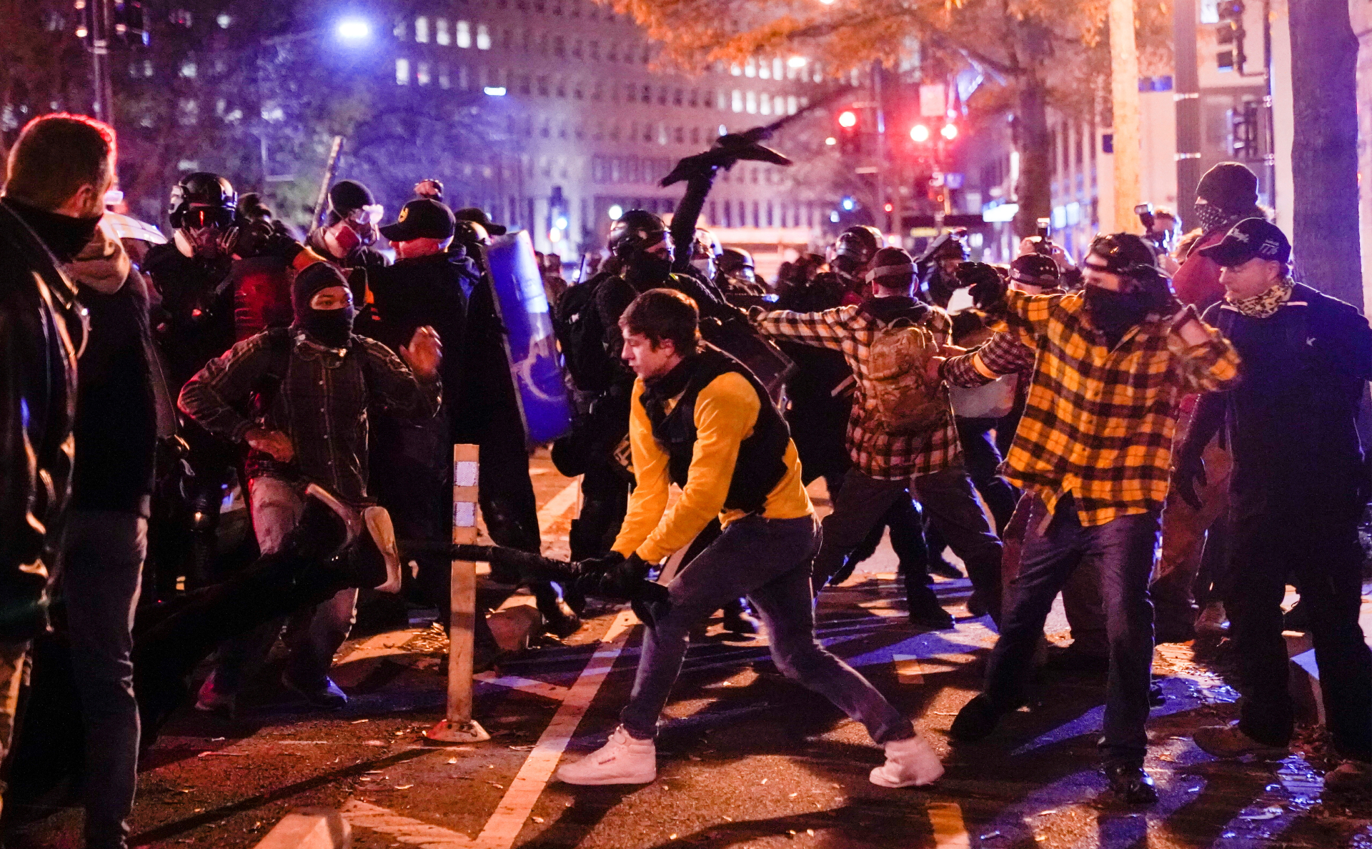 На митингах за и против Трампа в США произошли потасовки и стрельба — РБК