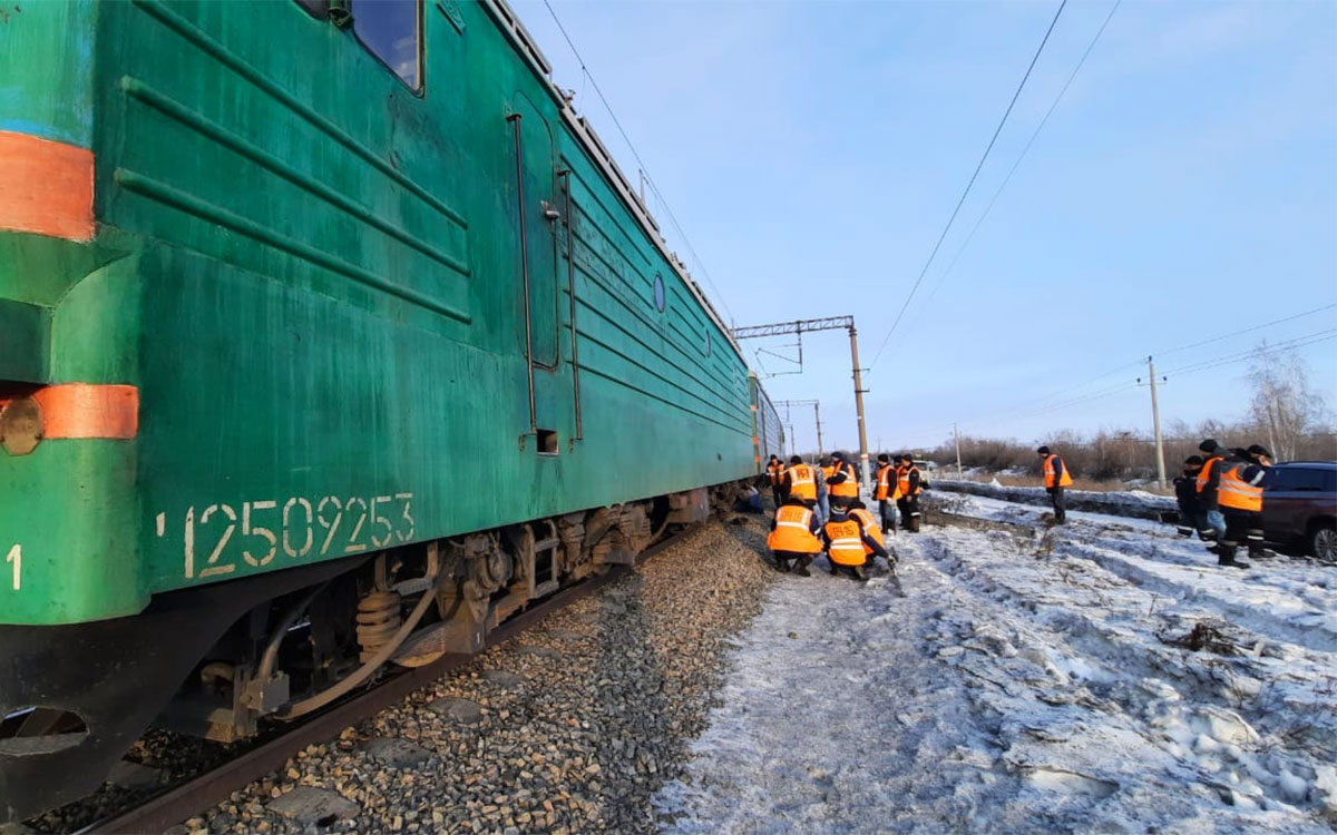 В Челябинской области с рельсов сошел локомотив грузового поезда