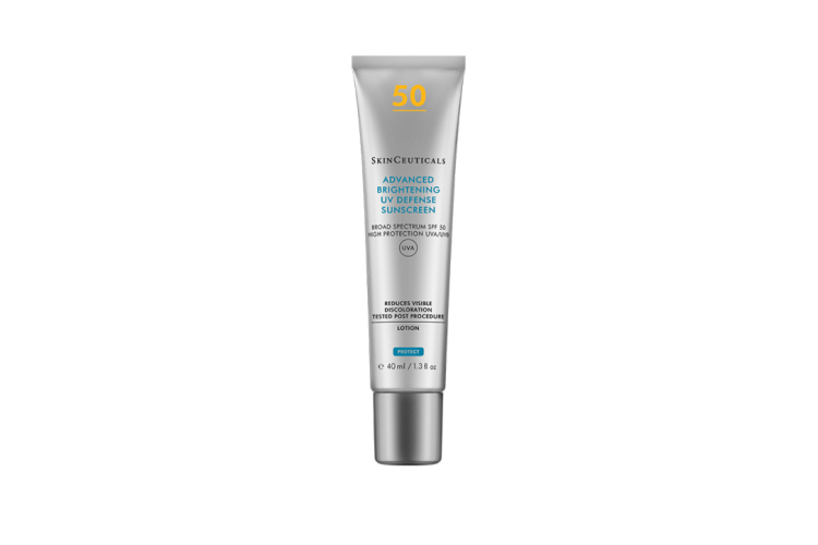 Легкий солнцезащитный крем для ровного тона кожи Advanced Brightening UV Defense SPF50, SkinCeuticals защищает от UVA- и UVB-лучей, предупреждает фотостарение кожи, уменьшает видимую пигментацию, выравнивает тон и усиливает сияние. Все благодаря формуле на основе транексамовой кислоты, ниацинамида и мики