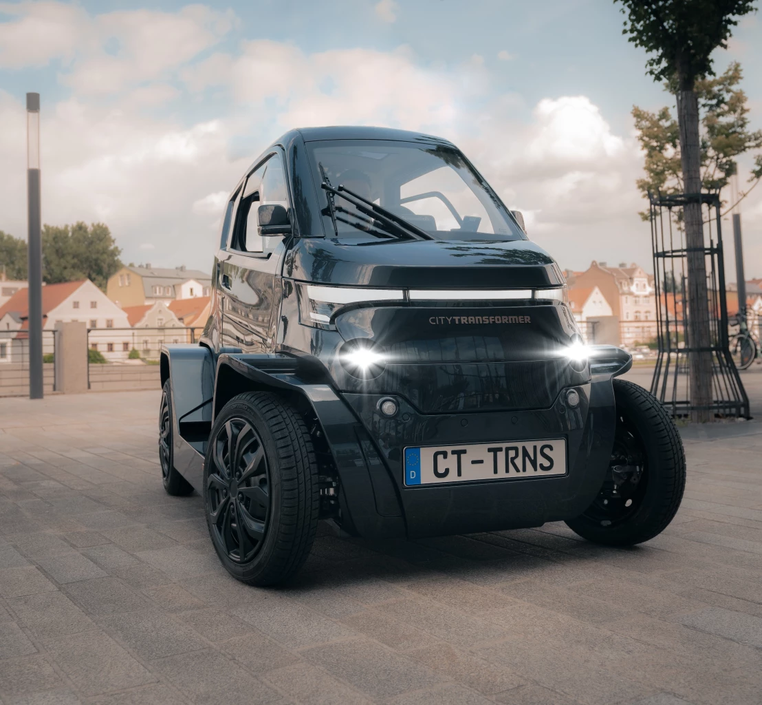 Регулировка положения колес может выполняться во время движения автомобиля, что позволяет водителям на ходу переключаться между маневренностью двухколесного транспорта и устойчивостью четырехколесного автомобиля