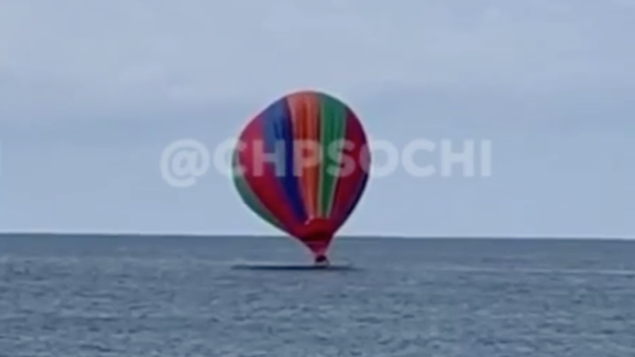 Как воздушный шар с людьми приводнился на море в Сочи. Видео