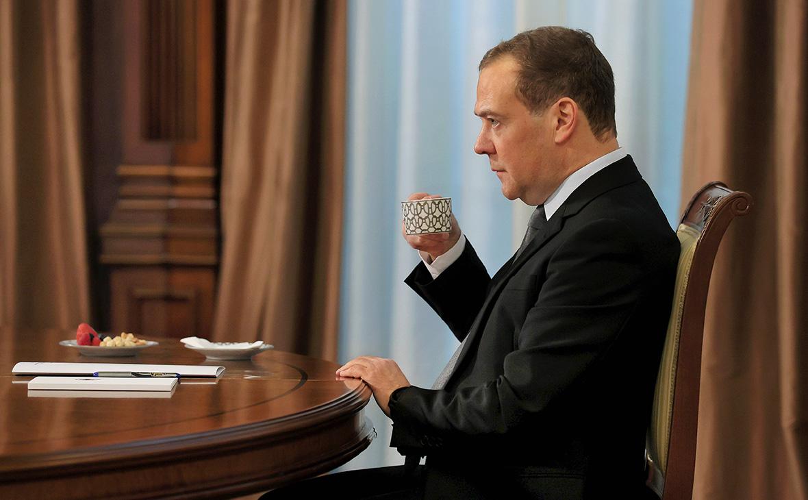 Медведев усомнился в необходимости дипотношений с Польшей"/>













