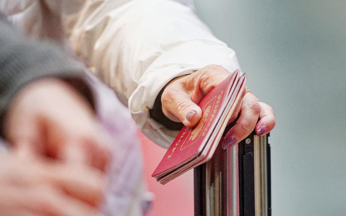 Для россиян за рубежом предложили ввести обязательный консульский учет