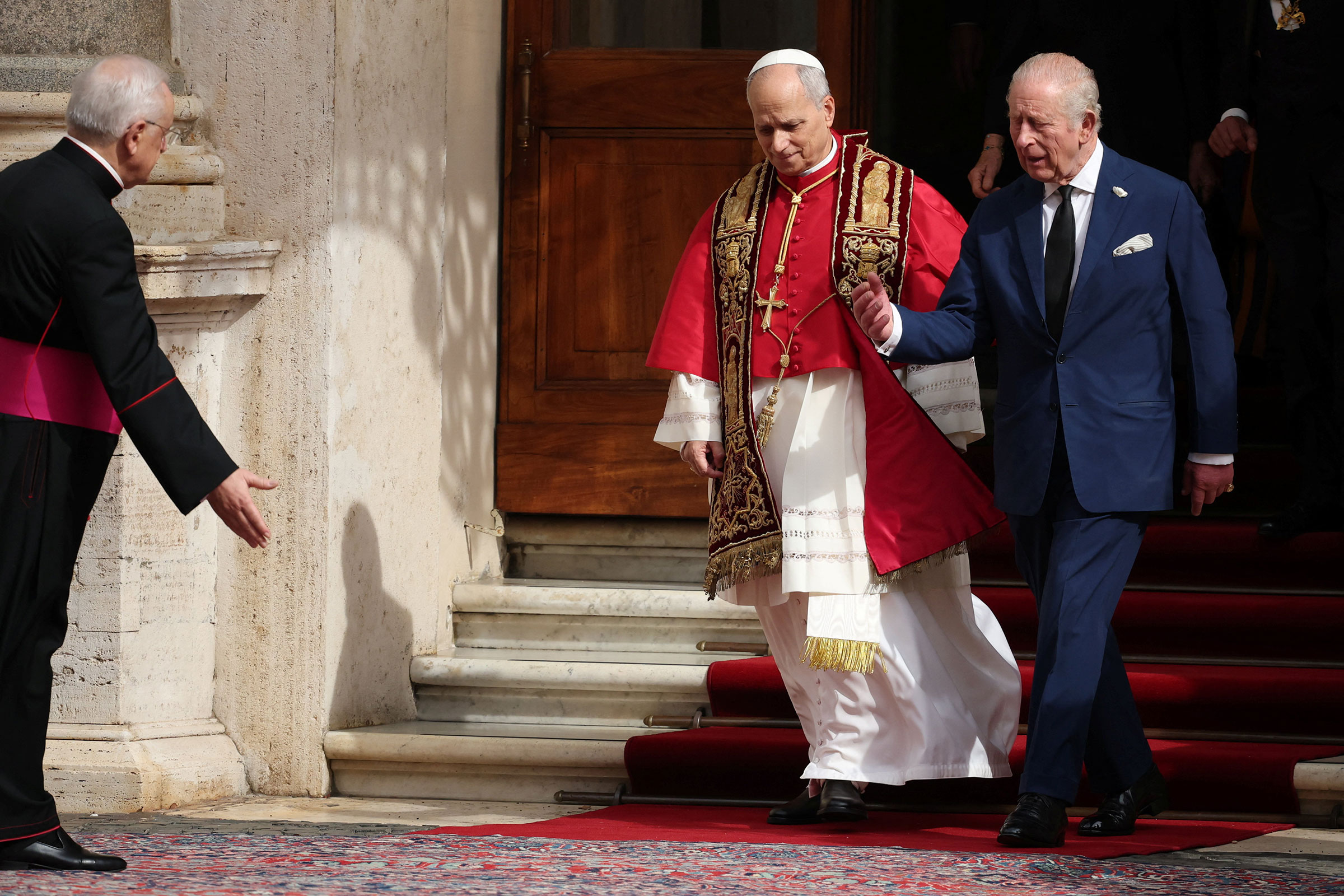 Также при встрече лидеры церквей обменялись символическими титулами. Карл III получил звание &laquo;Royal Confrater&raquo; (то есть Королевский брат или товарищ) Базилики Святого Павла за городскими стенами. Лев XIV стал &laquo;Папским братом&raquo; капеллы Святого Георгия в Виндзорском замке.