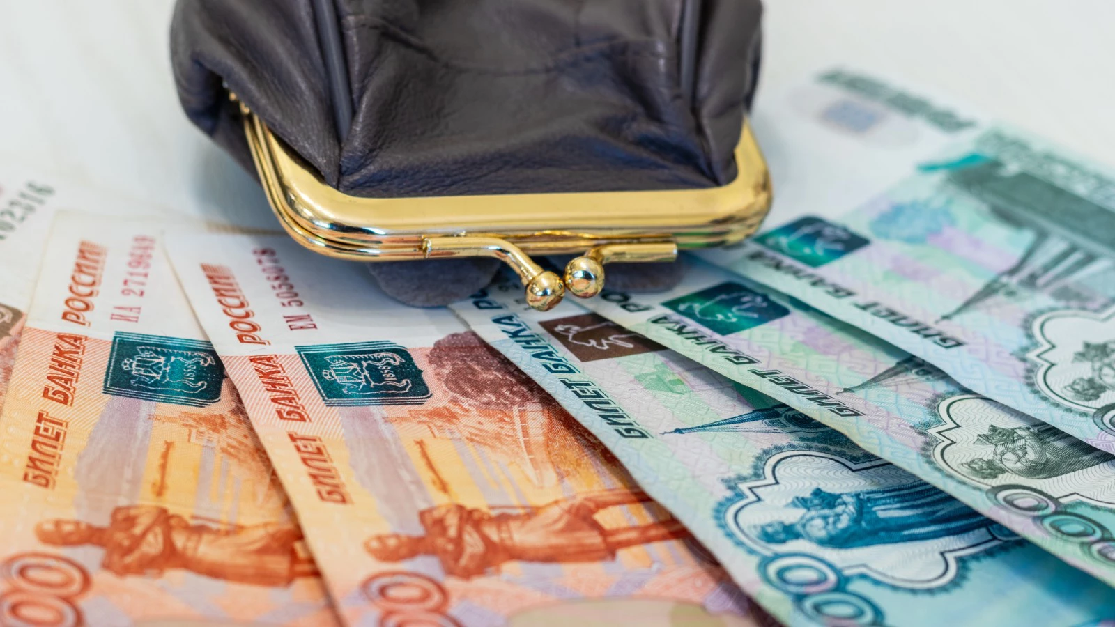 Стоимость одного пенсионного балла устанавливает государство, а их количество зависит от стажа работы и уровня зарплаты