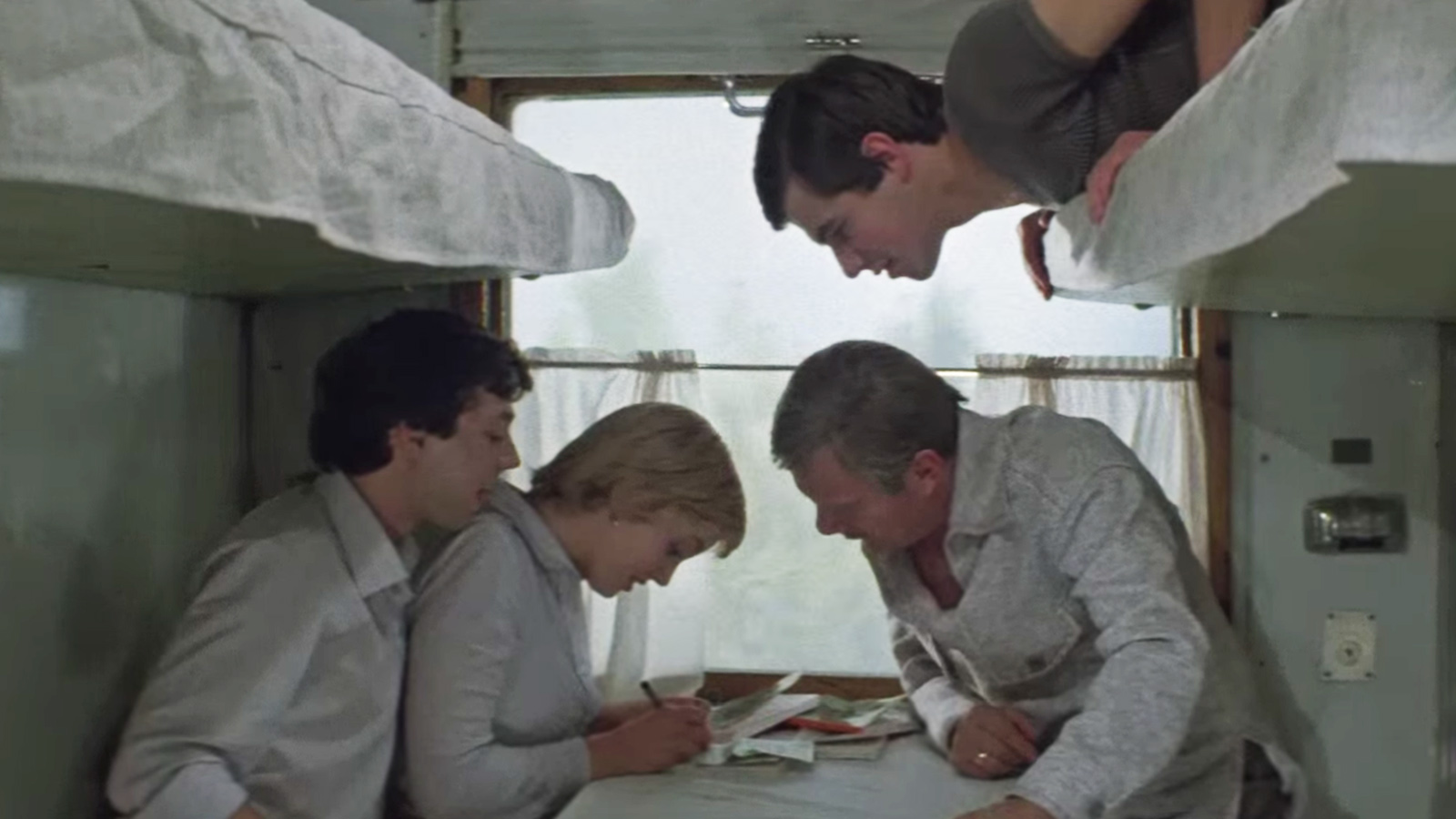 По сюжету фильма «Спортлото-82» герои познакомились в купе поезда, следующего на юг