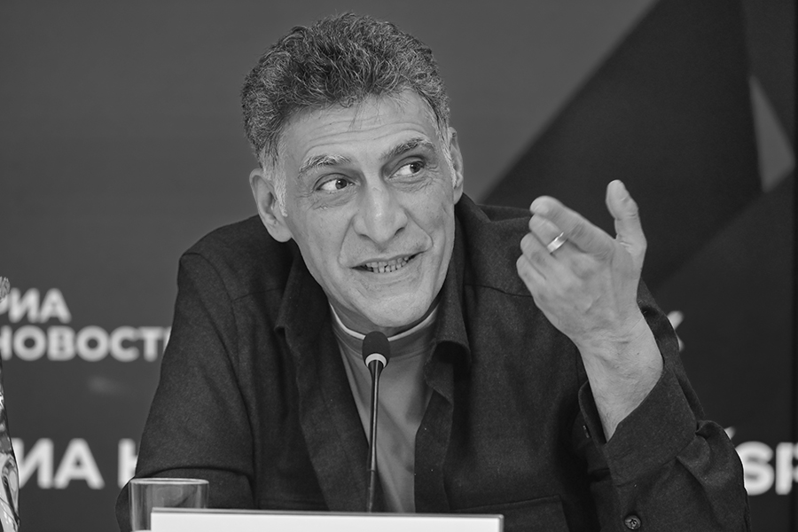 Кеосаян родился в 1966 году в семье режиссера Эдмонда Кеосаяна. После окончания школы он недолго проработал на &laquo;Мосфильме&raquo;, потом поступил на режиссерский факультет ВГИКа. В 1992 году Тигра&nbsp;Кеосаян представил свой первый фильм&nbsp;&mdash; криминальную мелодраму &laquo;Катька и Шиз&raquo;. Также снял картины &laquo;Бедная Саша&raquo; с Александром Збруевым и &laquo;Президент и его внучка&raquo; с Олегом Табаковым, мюзикл &laquo;Ландыш серебристый&raquo; и боевик &laquo;Мираж&raquo;, работал над сериалами. Всего он снял в качестве режиссера 18 полнометражных фильмов и сериалов. Кеосаян часто появлялся на телевидении, у него были авторские программы. Так, с 2016-го и до конца 2024 года он был ведущим вечерней &laquo;Международной пилорамы&raquo;, в которой показывал сатирические скетчи на политические темы (программа неоднократно подвергались критике в России и за рубежом). В начале карьеры Кеосаян создал компанию, которая делала на заказ видеоклипы и рекламные ролики.

Первой женой Кеосаяна была актриса Алена Хмельницкая, второй&nbsp;&mdash; главред информагентства &laquo;Россия сегодня&raquo; Маргарита Симоньян. В последние годы Кеосаян снял несколько картин по сценариям своей жены: &laquo;Море. Горы. Керамзит&raquo; про подготовку сочинской олимпиады, &laquo;Актриса&raquo;, &laquo;Крымский мост. Сделано с любовью!&raquo; и последний свой фильм &mdash; &laquo;Семь дней Петра Семеныча&raquo;, о человеке, узнавшем о собственном смертельном диагнозе.

Кеосаян умер 26 сентября в возрасте 59 лет. До этого, в 2008 и 2010 годах, он пережил два инфаркта, а 8 января 2025 года Симоньян сообщила, что ее муж пережил клиническую смерть и впал в кому, из которой так и не вышел.

Читать больше