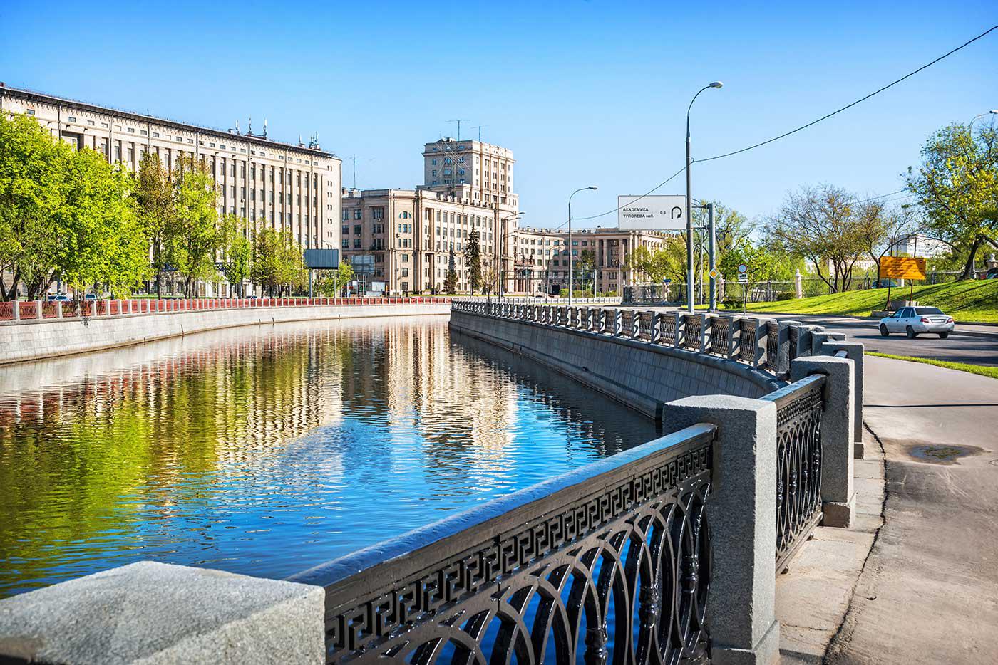 Набережная реки Яузы в Басманном районе