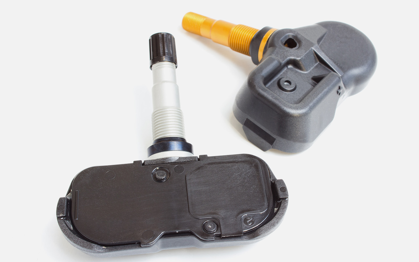 Внутри установлена миниатюрная литиевая батарея. Срок ее службы составляет от пяти до десяти лет. После чего датчик меняется целиком