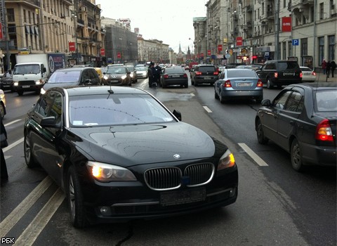 На Тверской улице на встречке в аварию попал VIP-автомобиль. ФОТО