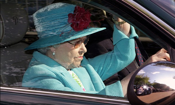 Королева Елизавета II водит с непристегнутым ремнем