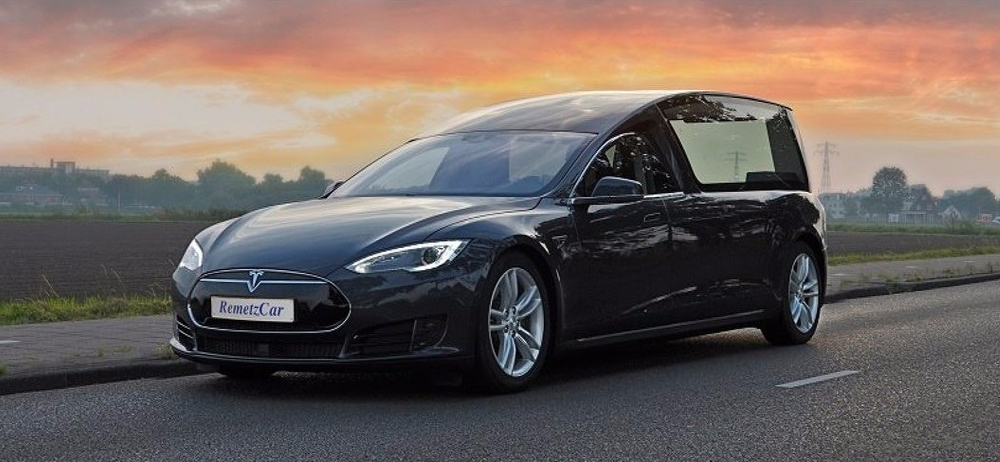 Седан Tesla Model S превратили в катафалк 