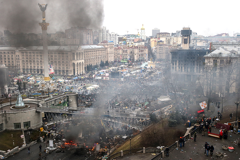 Сторонники оппозиции во&nbsp;время беспорядков в&nbsp;районе площади Независимости. 20 февраля 2014 года

